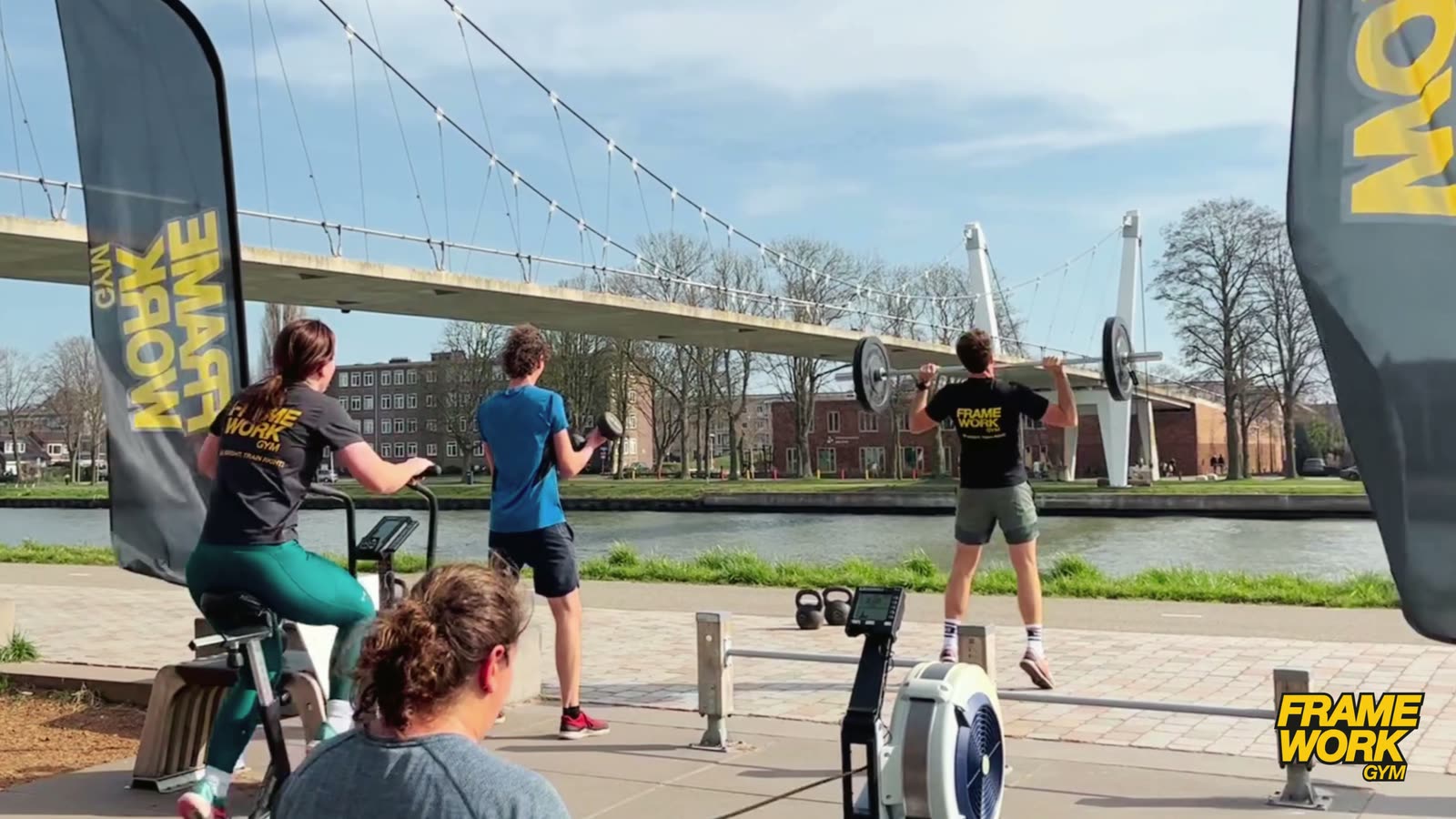 Leden van FrameWork Gym trainen samen buiten bij Leeuwesteyn